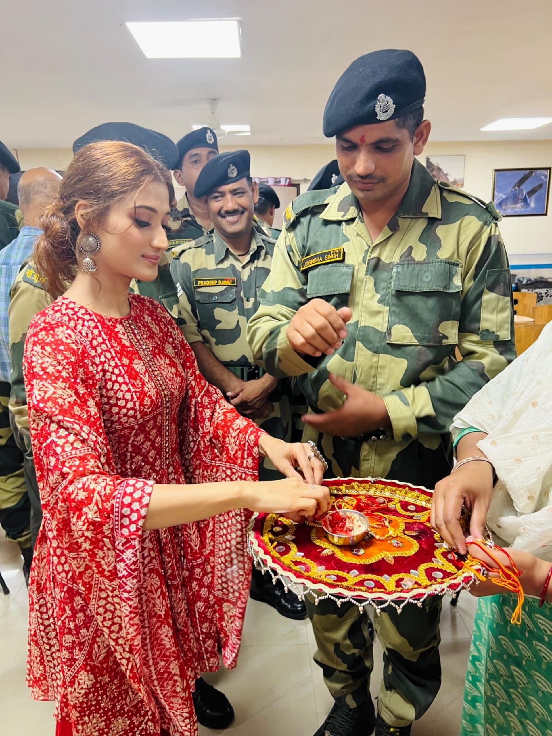Raksha Bandhan Arushi Nishank tied rakhi BSF jawans Ritu Khanduri gave wishes