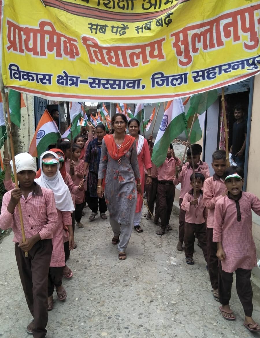 Schools took out tricolor yatra with tableaux
