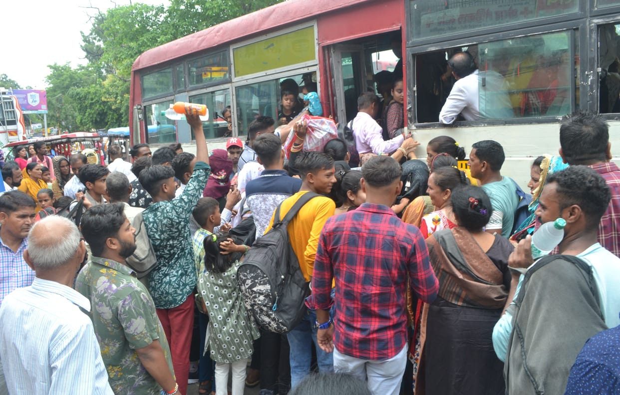 Roorkee: Crowd of passengers gathered at the bus stand