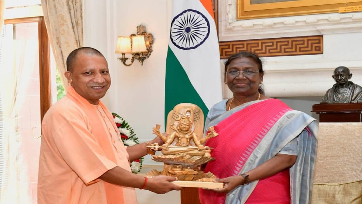 CM Yogi presented the statue to the President and Vice President
