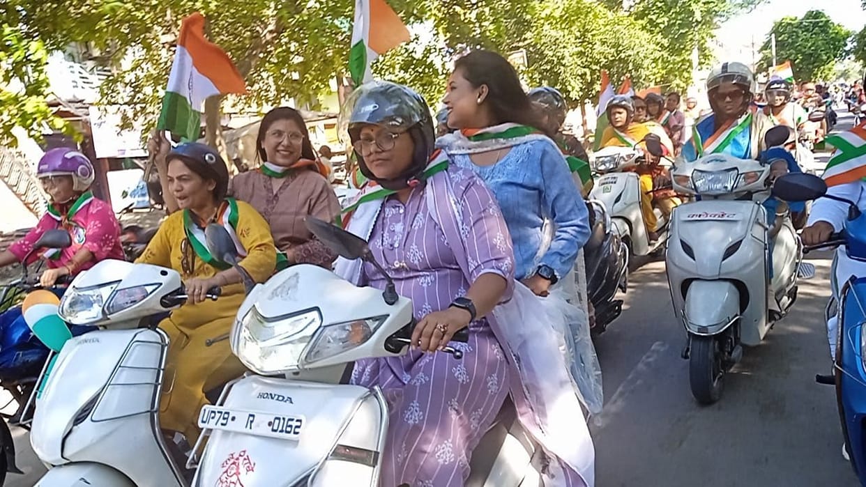 kanpur dehat: dm took out tiranga yatra from scooty, women officers and teachers were involved