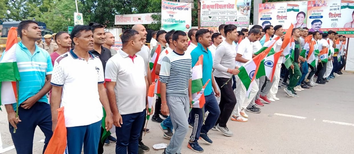 police personnel run in marathon of amrit utsav