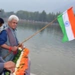 डल झील में तिरंगा रैली आयोजित