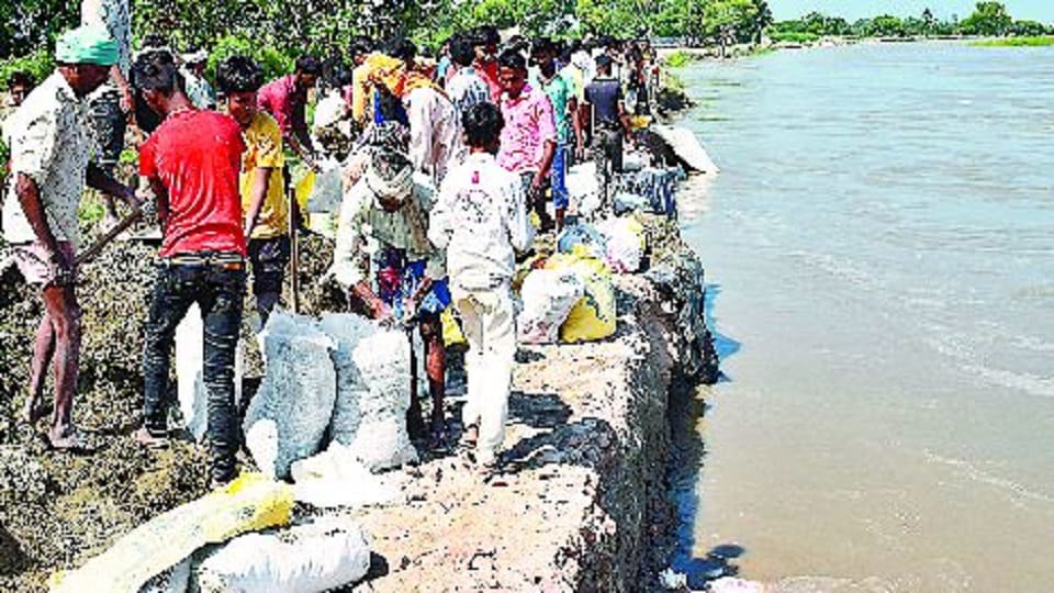 Kasganj Flood Affected Villages Will Be Evacuated Due To Ganga Erosion