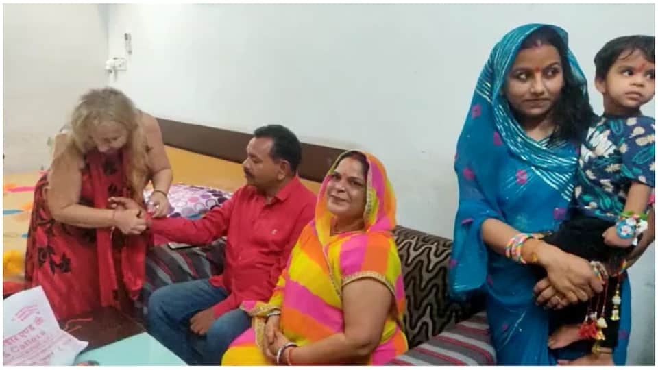 Raksha Bandhan: American Sister Came To Pushkar Tie Rakhi To Brother  Ajmer