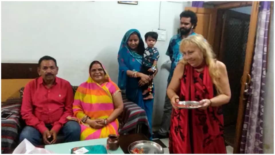 Raksha Bandhan: American Sister Came To Pushkar Tie Rakhi To Brother  Ajmer
