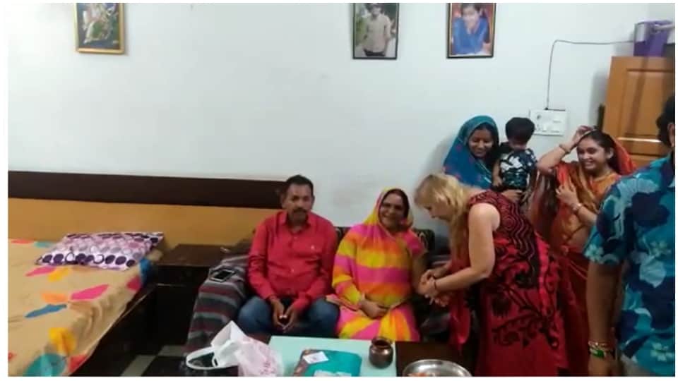 Raksha Bandhan: American Sister Came To Pushkar Tie Rakhi To Brother  Ajmer