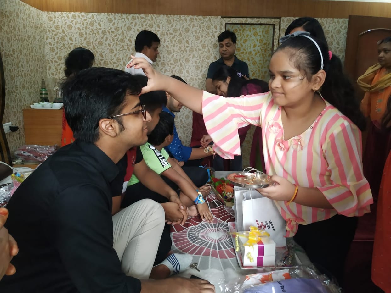 Sisters tied the cord of affection, brothers gave a promise of protection