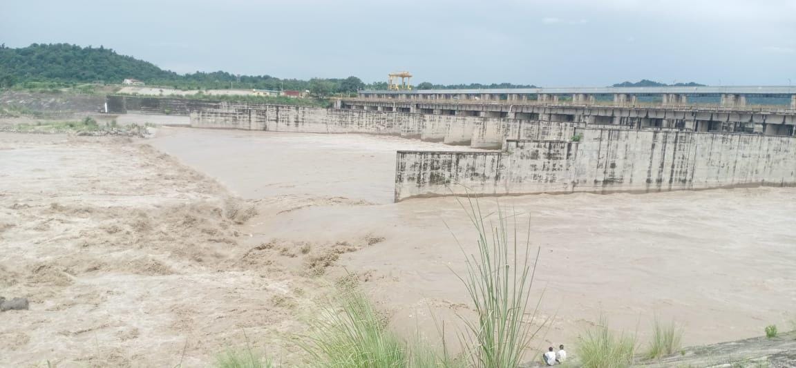 Yamuna floods due to rain on mountains, threat of flood looms