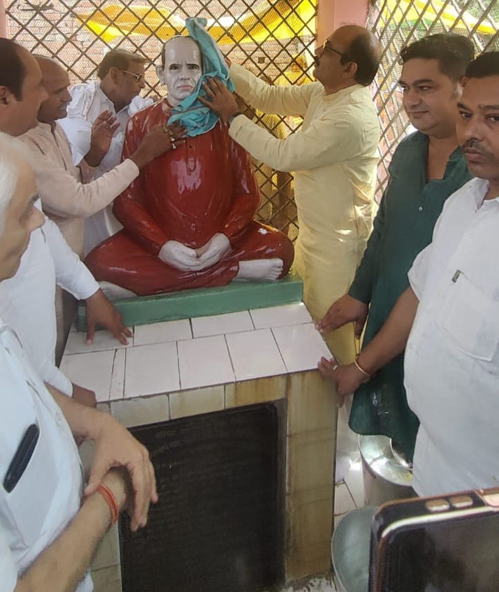 MP cleans the statue of Mahant Jagannath