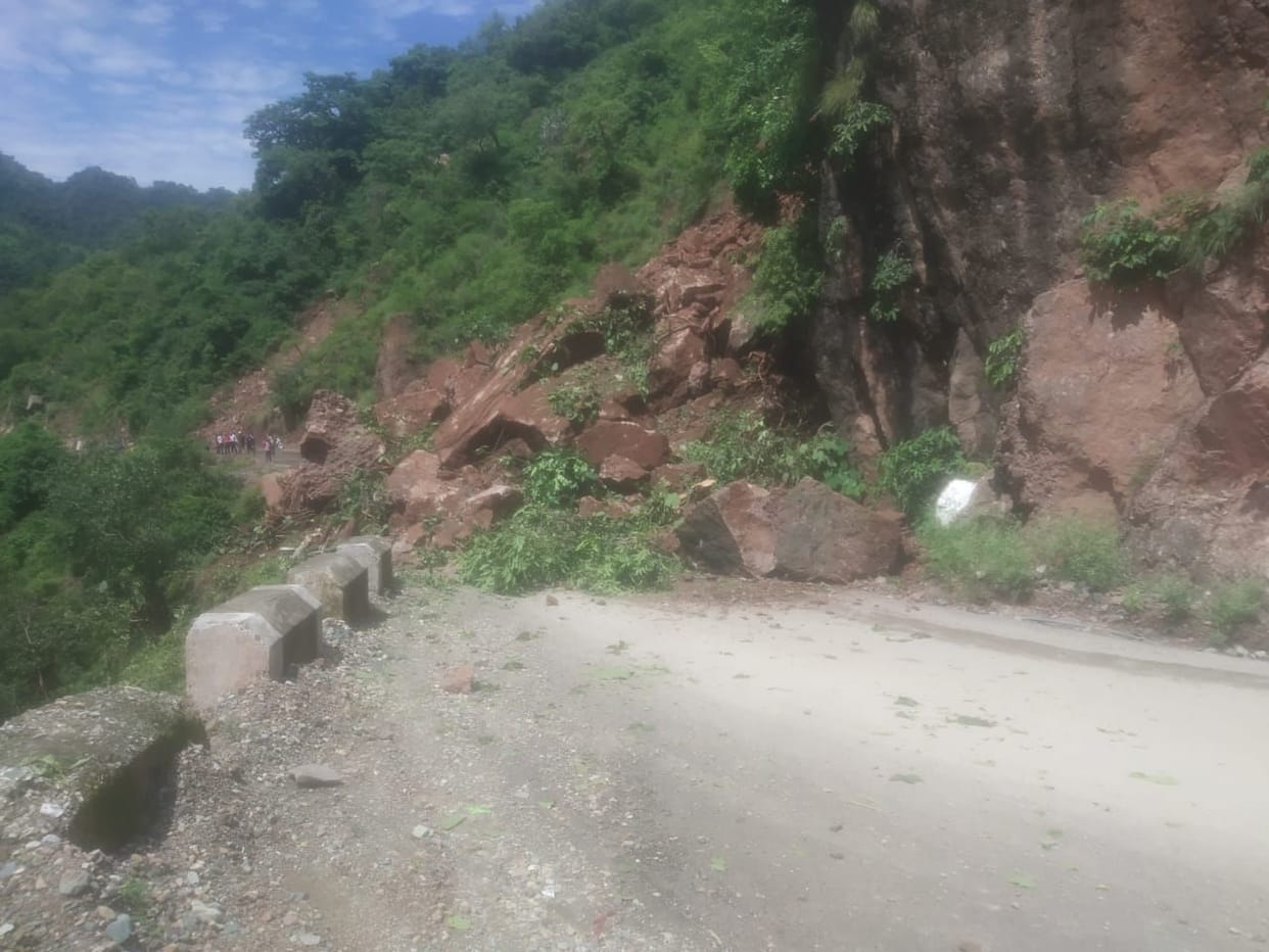 Chamba: Bharmour-Hadsar road of Chamba could not be restored in Pranghala drain