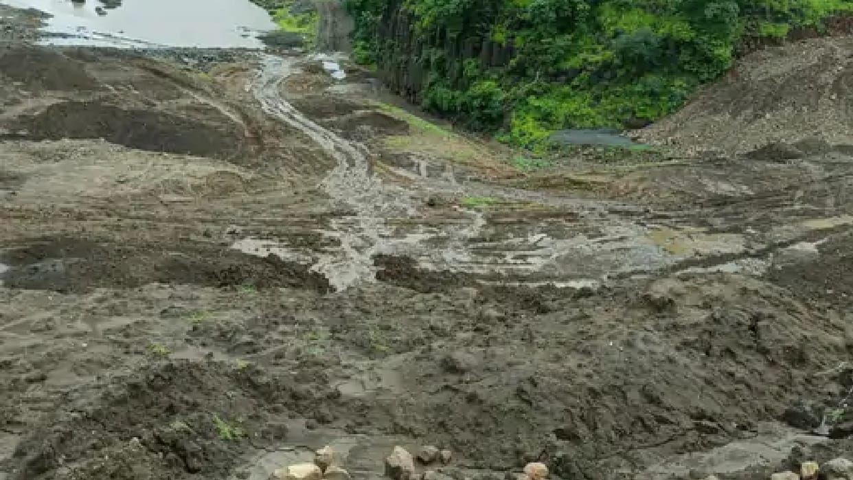 Under construction dam wall collapsed in Dhar, alert in 13 villages