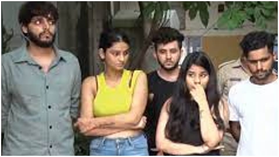 Drunken Young Men And Girls Create Ruckus In Restaurant Jaipur