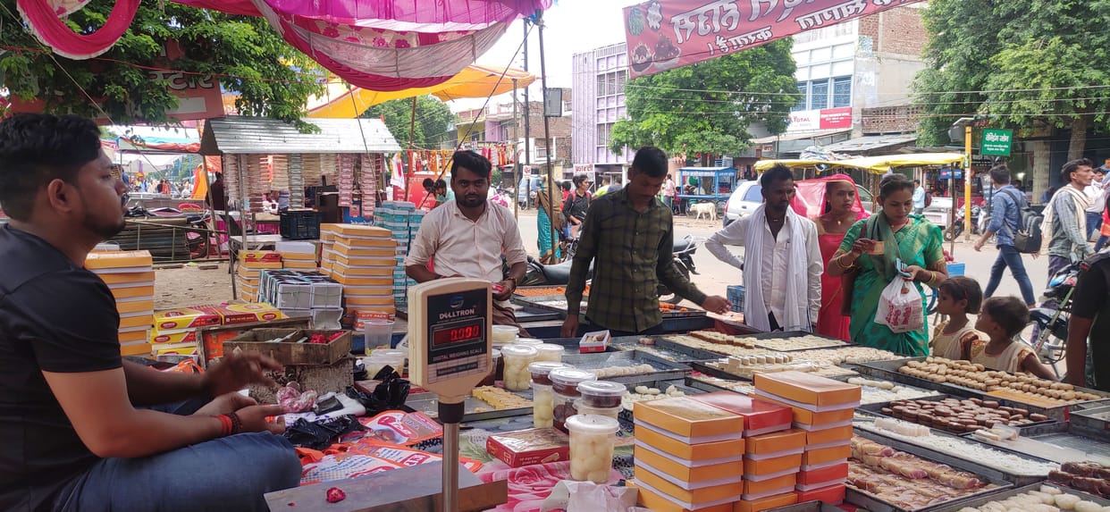 Chitrakoot: Market buzzing with buyers, crowds gathered at shops of rakhi, sweets, clothes, bangles and cosmetics