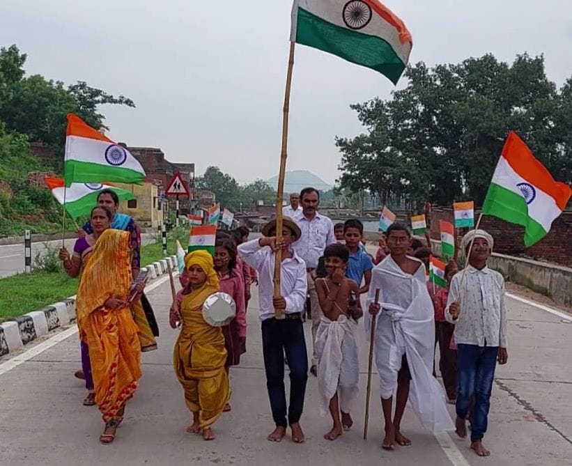 Chitrakoot: Tricolor yatra taken out by boat and bike, students on saffron, white, green dress with national flag