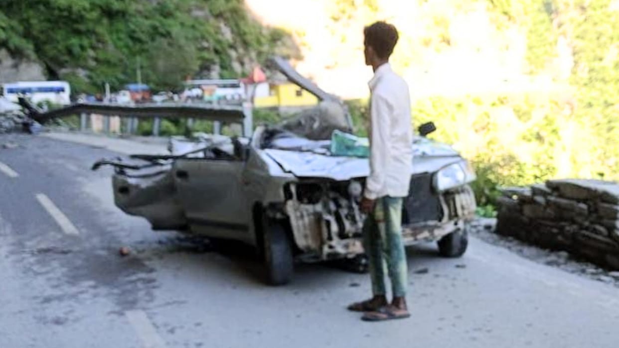 himachal news: Boulder Crushes Car in Mandi one killed two injured
