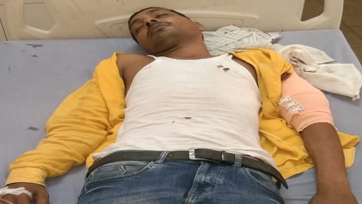 Bike riding miscreants shot the young man in azamgarh admitted to the hospital