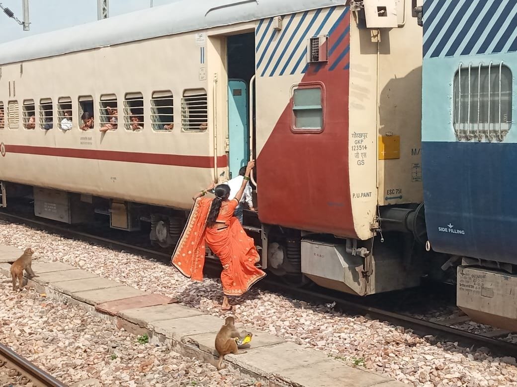 Hathras: Passengers crossed the railway line keeping their lives on the palm