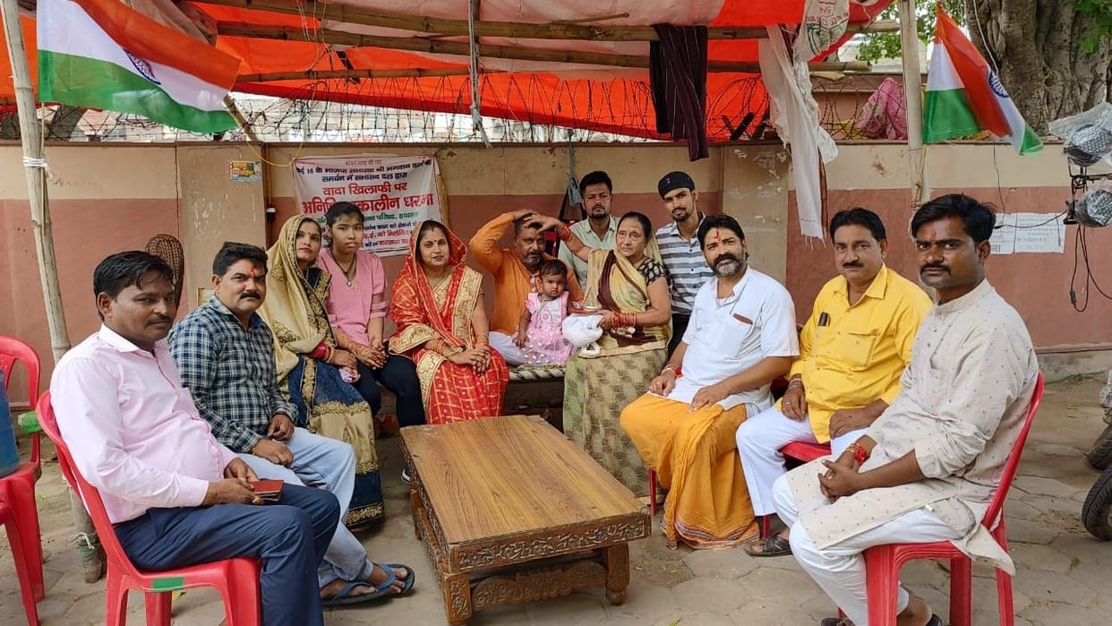 Hathras: Members tied Rakhi on the site itself