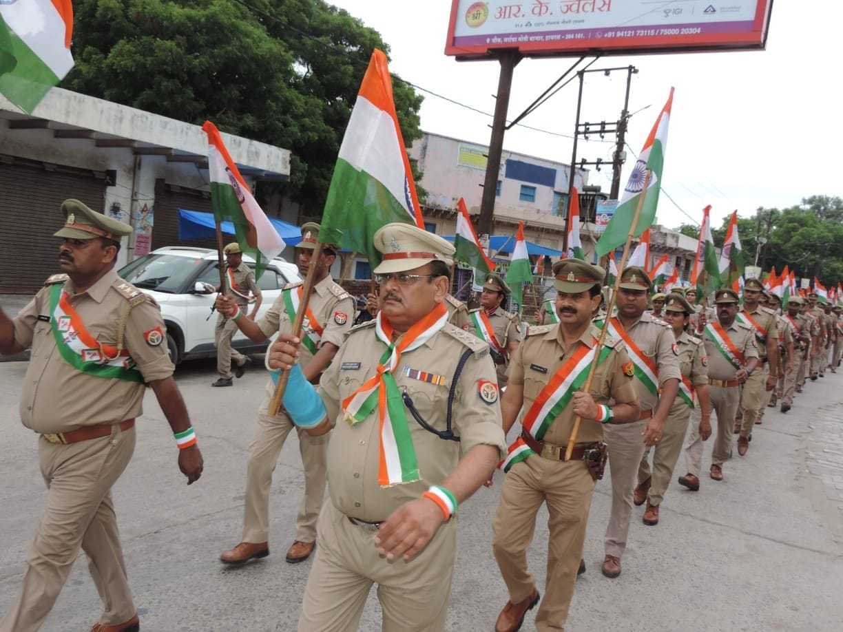 Hathras: Police personnel raised patriotism by taking out tricolor yatra