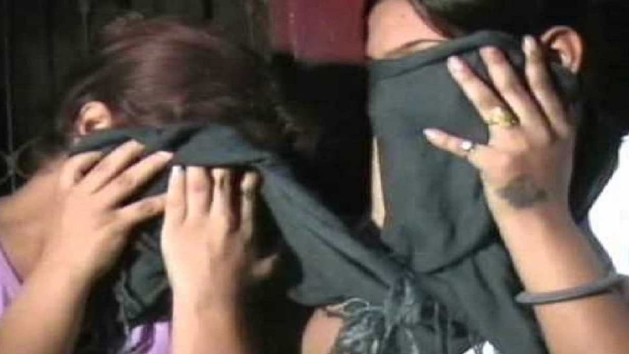 Mother son and woman trapped old man of Rajiv Colony in honeytrap and extorted money