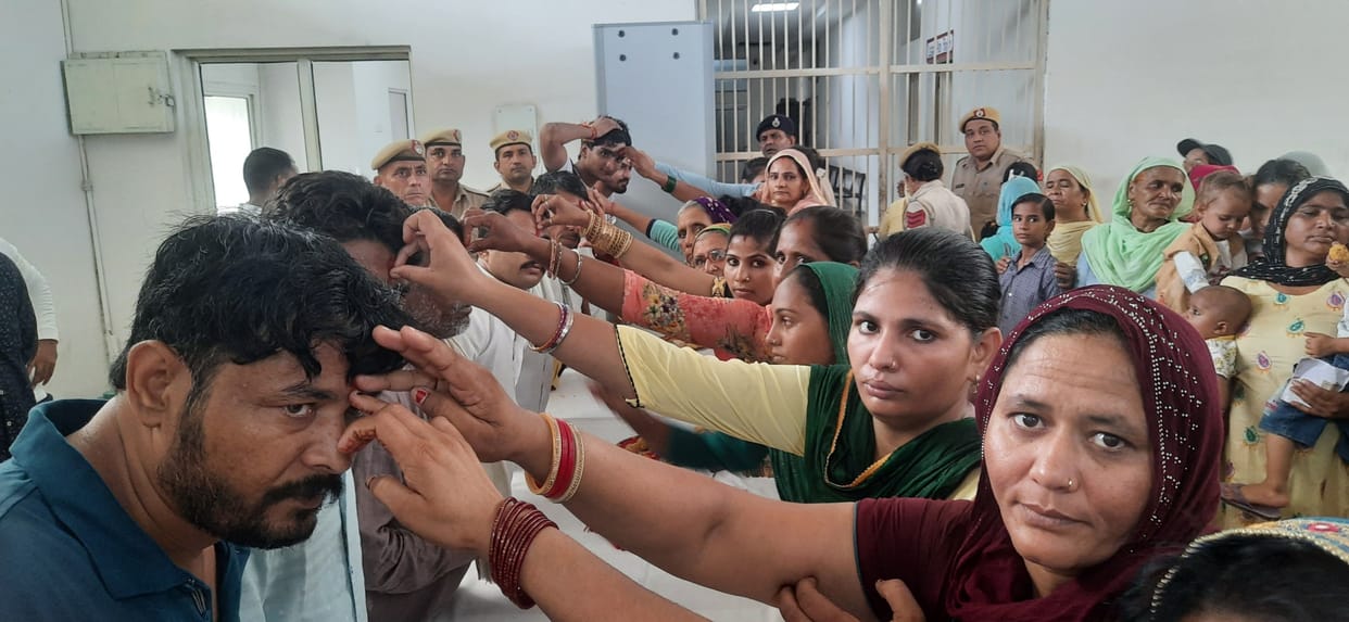 Tears kept pouring from the eyes of sisters, jail administration also got emotional look