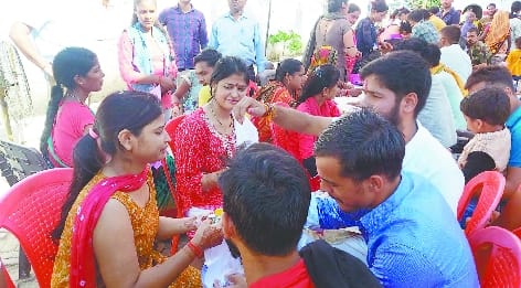 Crowd of sisters gathered to tie rakhi to brothers in district jail