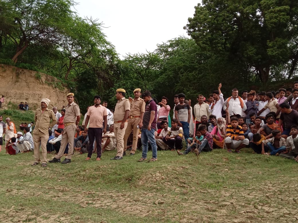 after 41 hours dead bodies found landing in Yamuna, Fatehpur-Banda administration started patting their backs