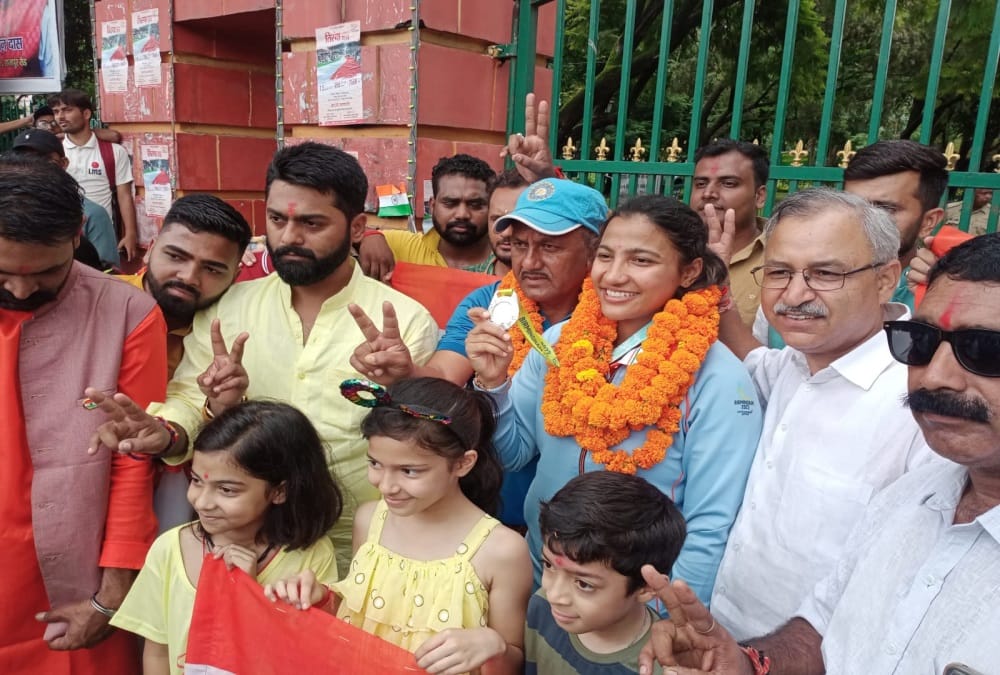 CWG 2022: Cricketer Sneh grand welcome after reached in Dehradun