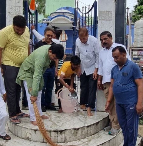 Cleaning of statues of great men