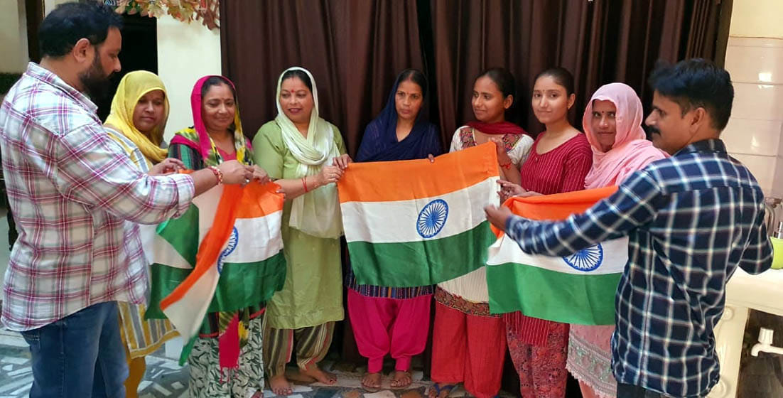 BJP workers distributed tricolor from door to door