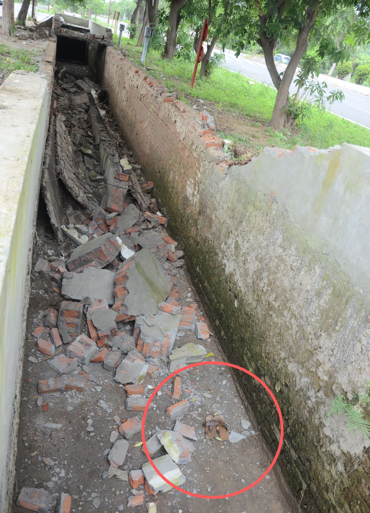Noida News : Lantern fell on laborers cleaning dry drain, two killed, one serious