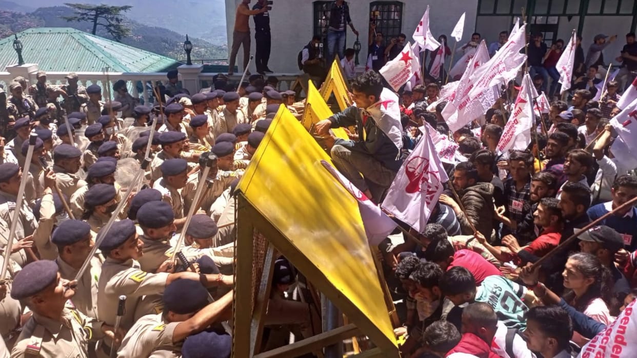 SFI Gherao himachal pradesh vidhan sabha in shimla