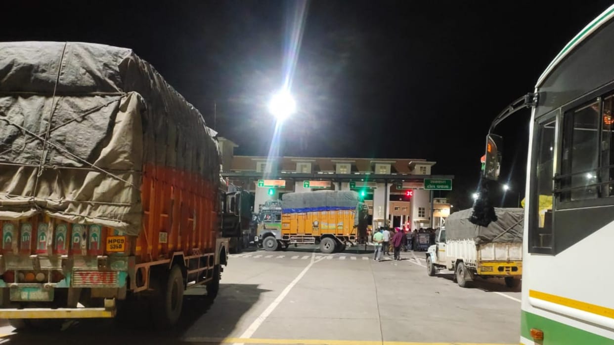 fight between sanwara toll plaza employees and truck drivers