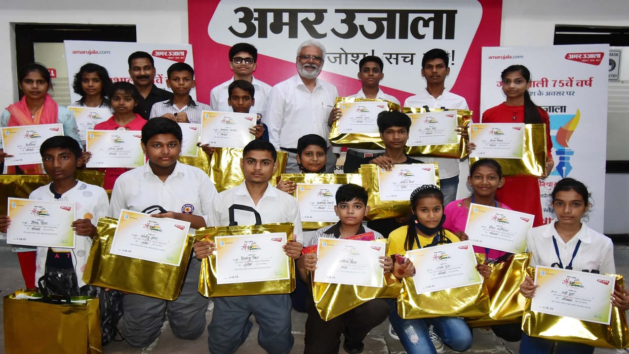 Maa tujhe Pranam The winners of the painting competition got the prize