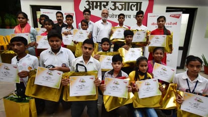Maa tujhe Pranam The winners of the painting competition got the prize