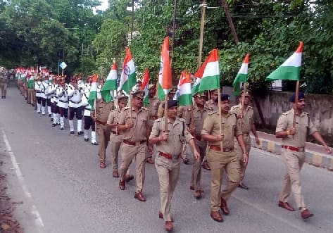 Police took out tricolor yatra across the district