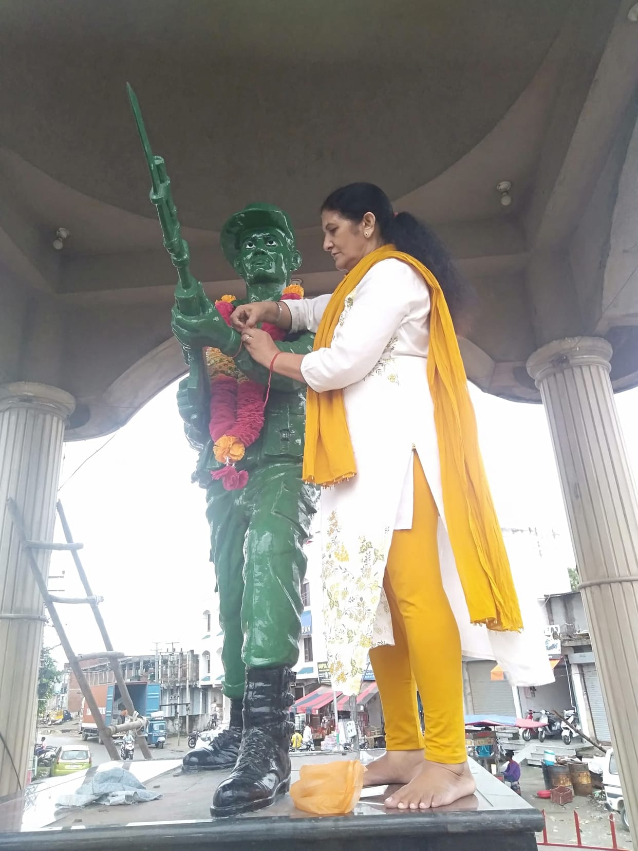 Mother tied the thread of protection on the statue of the son