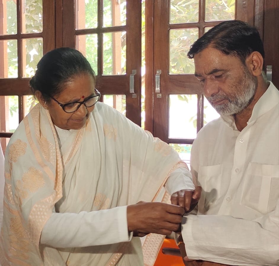Sisters tied tilak on their brothers and tied rakshasutra on their wrists