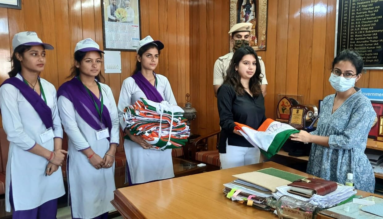 Kriti presented 100 national flags to the Deputy Commissioner