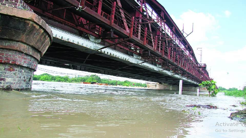 Yamunas water level in Delhi reached 205.65 meters on Friday night people upset in low lying areas