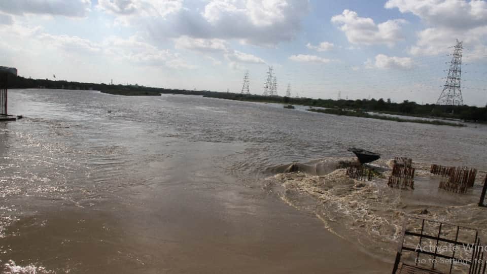 Yamunas water level in Delhi reached 205.65 meters on Friday night people upset in low lying areas