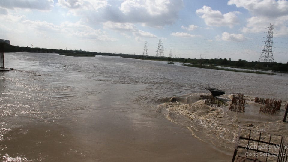 Yamunas water level in Delhi reached 205.65 meters on Friday night people upset in low lying areas