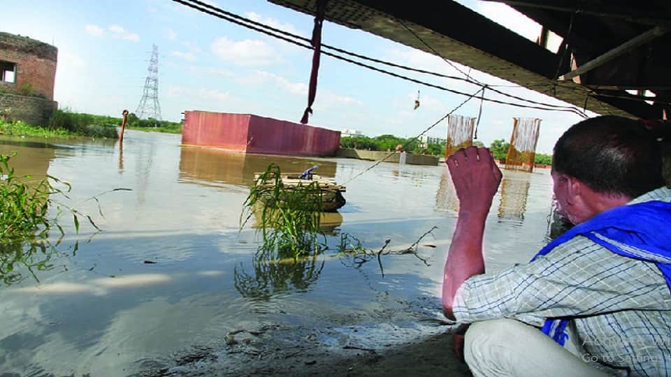 Yamunas water level in Delhi reached 205.65 meters on Friday night people upset in low lying areas