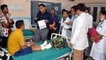 गोपेश्वर जिला अस्पताल में मरीजों से व्यवस्थाओं के बारे में जानकारी लेते स्वास्थ्य सचिव डा. आर रा?