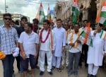 गोवर्धन में पदयात्रा निकालते कांग्रेसी।