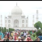 ताजमहल में पर्यटकों की भीड़