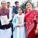 दो जुड़वां बहनों द्वारा लिखित किताब का विमोचन करते मुख्यमंत्री शिवराज सिंह चौहान।
