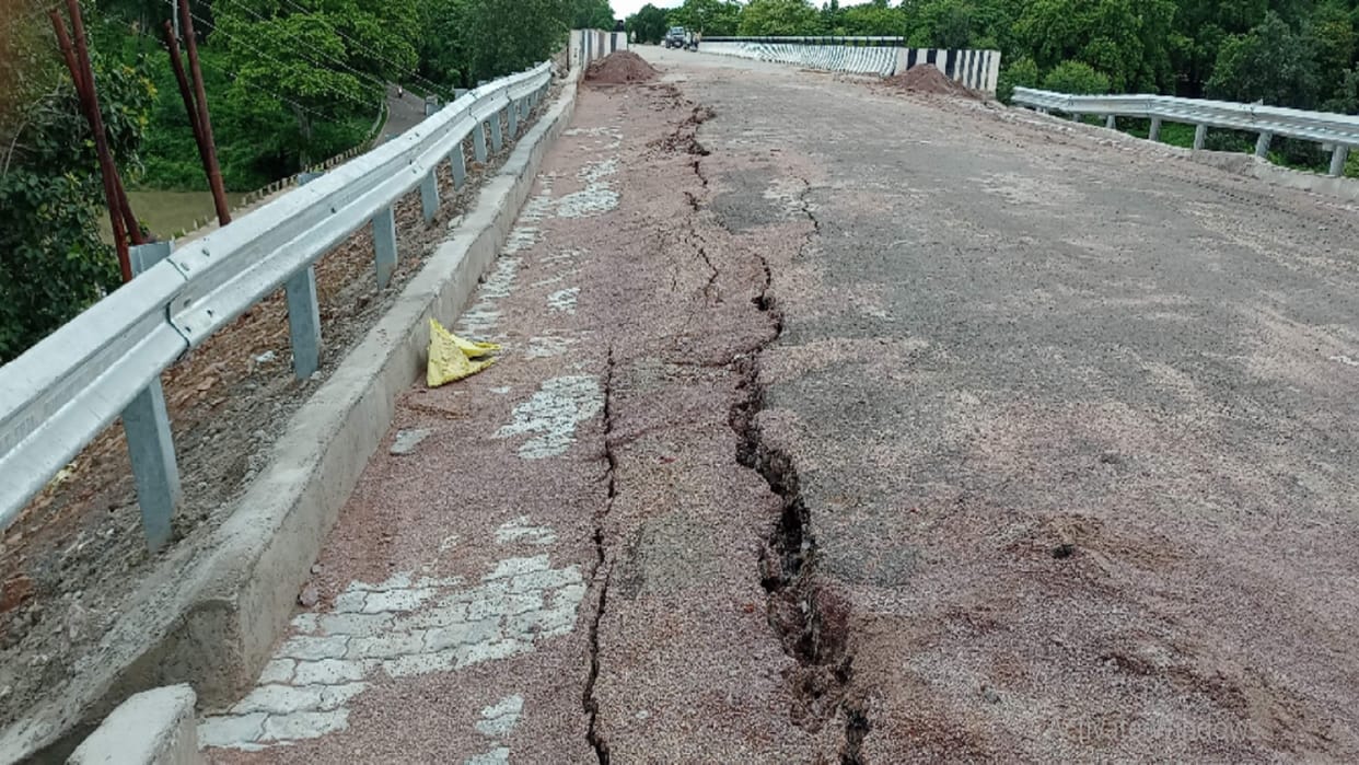 The new road of the bridge collapsed in three hours of rain, the railing also uprooted
