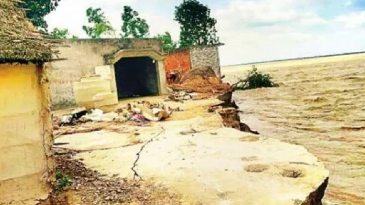 10 Bigha land get drowned in Sarayu river in Barabanki.